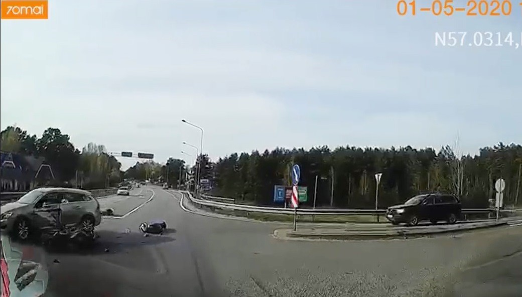 VIDEO: Smagā maija svētku autokatastrofa Baltezerā. Motociklists-pārkāpējs kopā ar pasažieri smagi triecas pret asfaltu (Attēls 3)