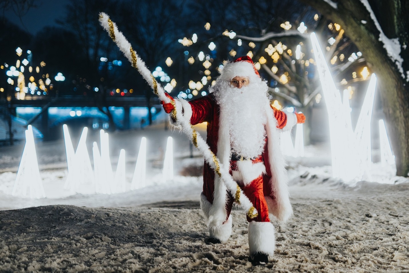 Piesakiet un pārsteidziet savus līdzcilvēkus! Ziemassvētku vecītis Sandijs Krastiņš dāvina apciemojumu stundas garumā daudzbērnu ģimenei  (Attēls 1)