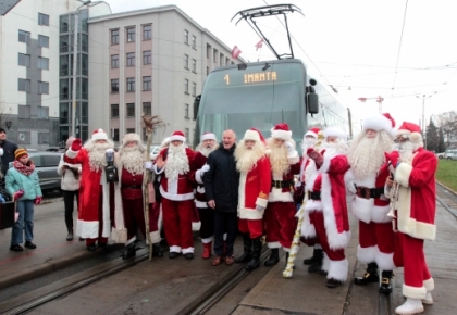 "Trakie" Ziemassvētku vecīši gaišā dienas laikā Rīgas centrā nostopē tramvaju kustību. FOTO / VIDEO